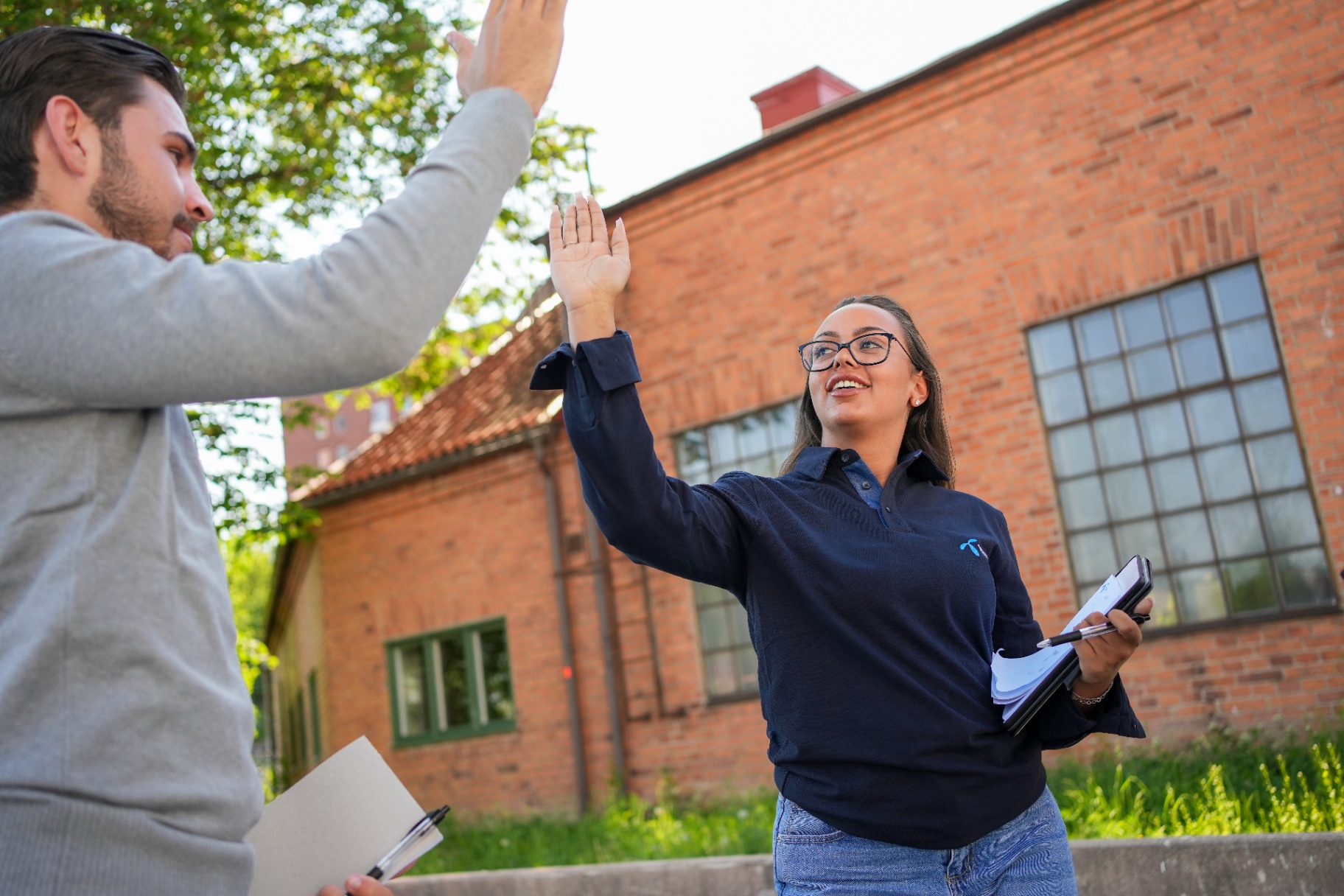 Fältsäljare high-five utomhus